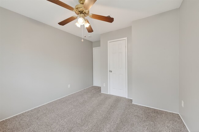 Building Photo - 2446 Mayview Dr