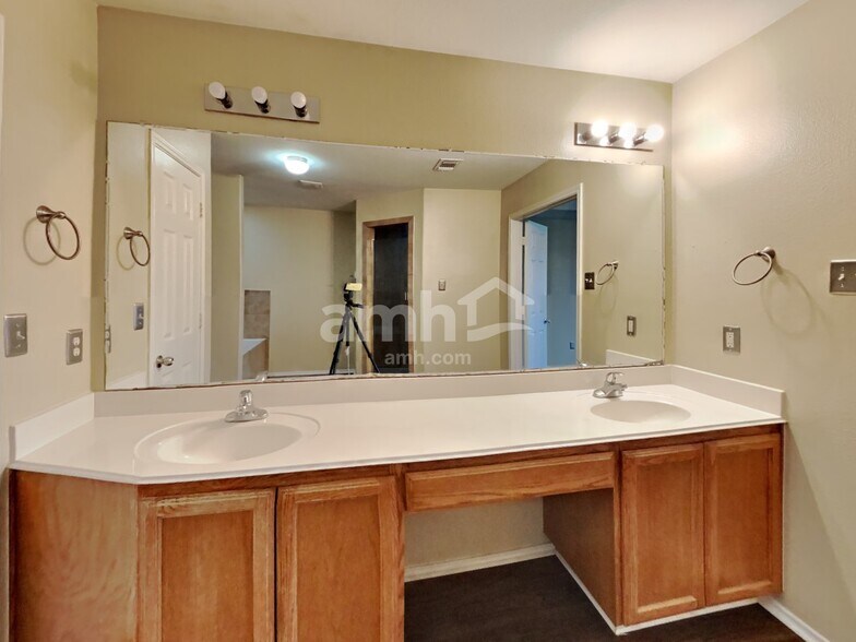 Building Photo - 3803 Dogwood Trl