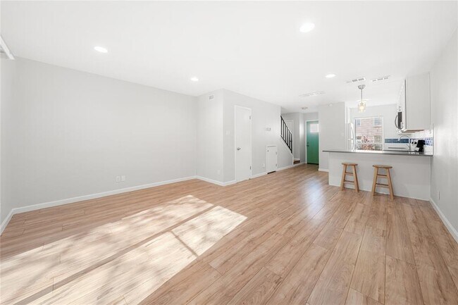 Building Photo - 3820 Southway Dr