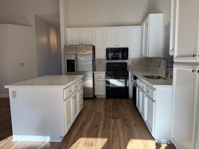 Building Photo - Available July 1st. New Renovated!