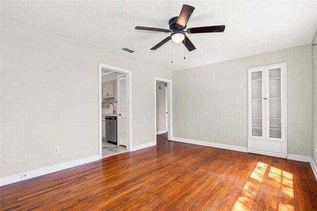 Building Photo - 555 Shady Oak Dr