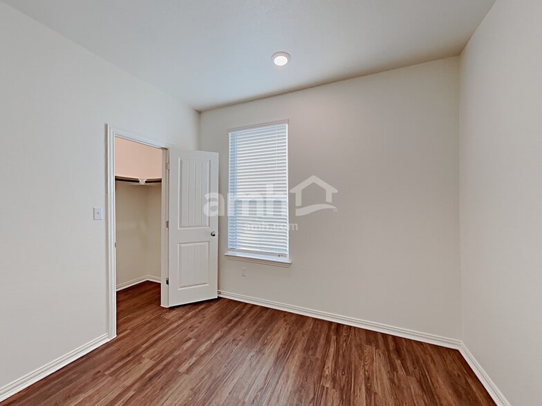 Building Photo - 2710 Lillybrook Ln