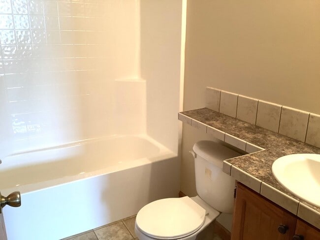 Building Photo - 3 bed, 2 bath Single Family Home