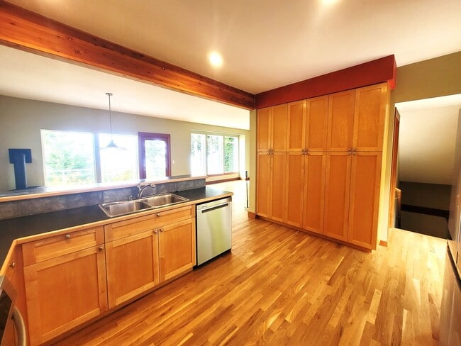 Building Photo - Beautiful South Hill Home with Bay Views 3...