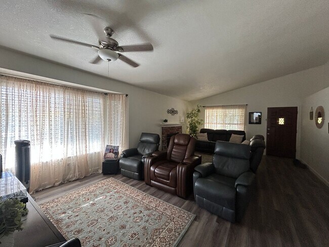 Building Photo - Beautiful 3 Bedroom 2 Bath Home in Redlands!