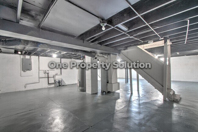 Building Photo - 1520 W 45th St
