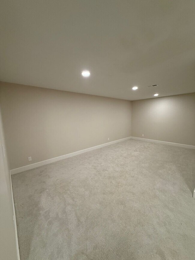 Building Photo - Spacious 3 Bedroom, 2 Bath - Your Derby Ho...