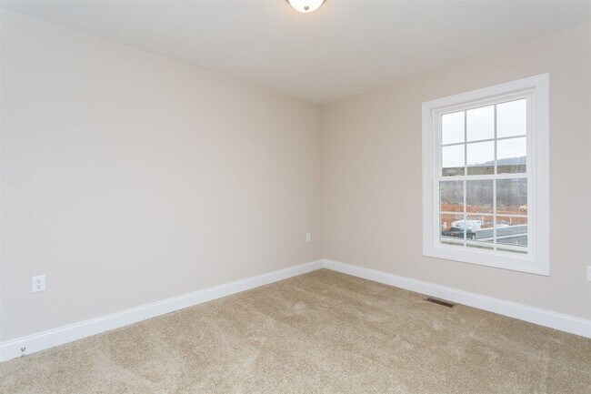 Building Photo - Spacious Luxury Townhome! Outstanding Location!