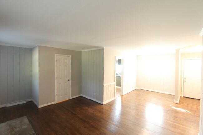 Building Photo - 3 Bedroom, 1.5 Bath!  New on the Market an...