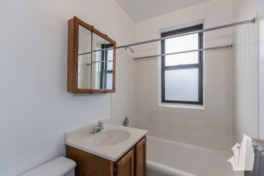 Building Photo - 1907 W Larchmont Ave