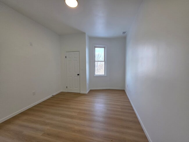 Building Photo - Fully Updated 4 bedroom 2 bathroom Apartment for rent in the Northside!