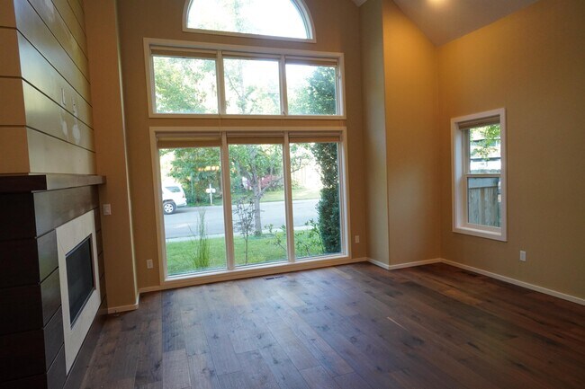 Building Photo - 1394 E Holly St