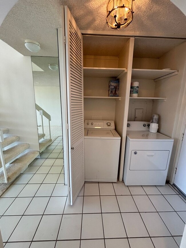 Building Photo - Kapiolani - Ala Wai Skyrise - 1 Bdrm/1 Bat...