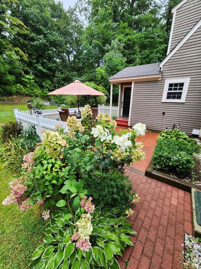 Building Photo - Beautifully Furnished Three Bedroom Home