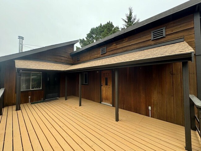 Building Photo - 2437 Ridgewood Dr