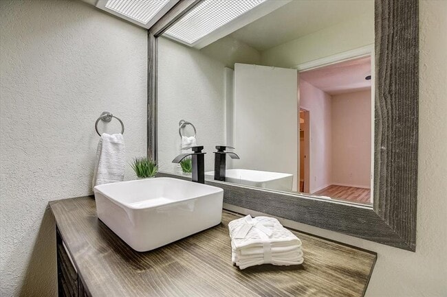 Building Photo - 4711 Spicewood Springs Rd