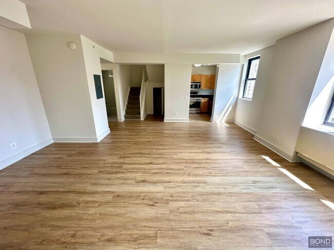 Building Photo - 323 W 96th St