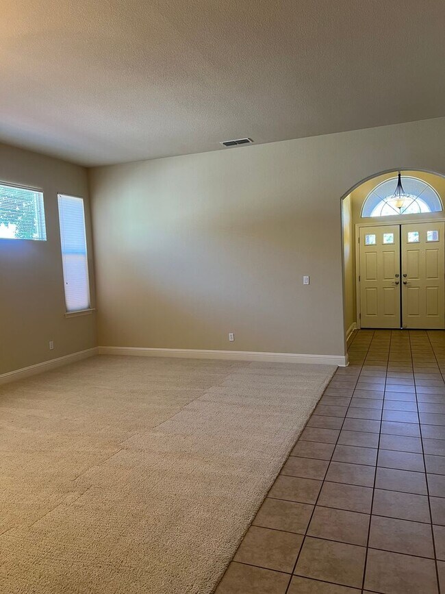 Building Photo - BEAUTIFUL 4 BEDROOM, ONE STORY HOUSE IN LINCOLN!