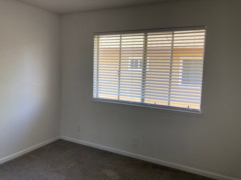 Building Photo - 5062 Rhode Island Dr