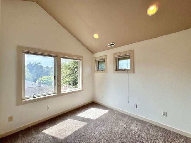 Building Photo - 1409 N Northgate Way