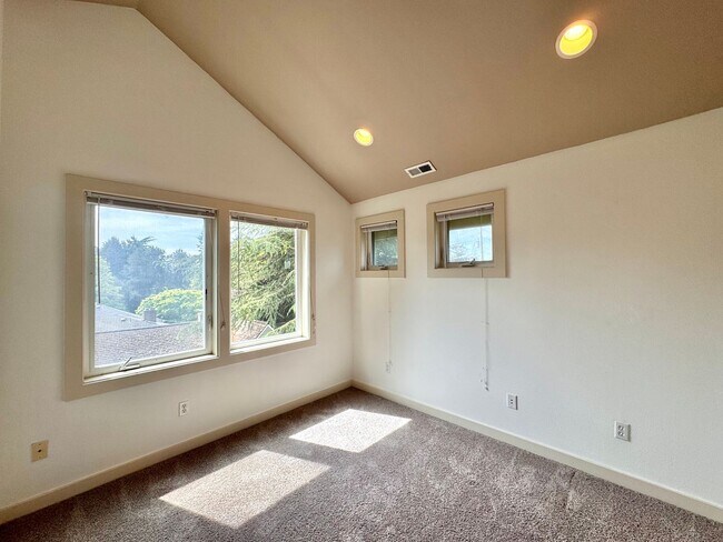 Building Photo - Convenient Northgate 3B Townhome