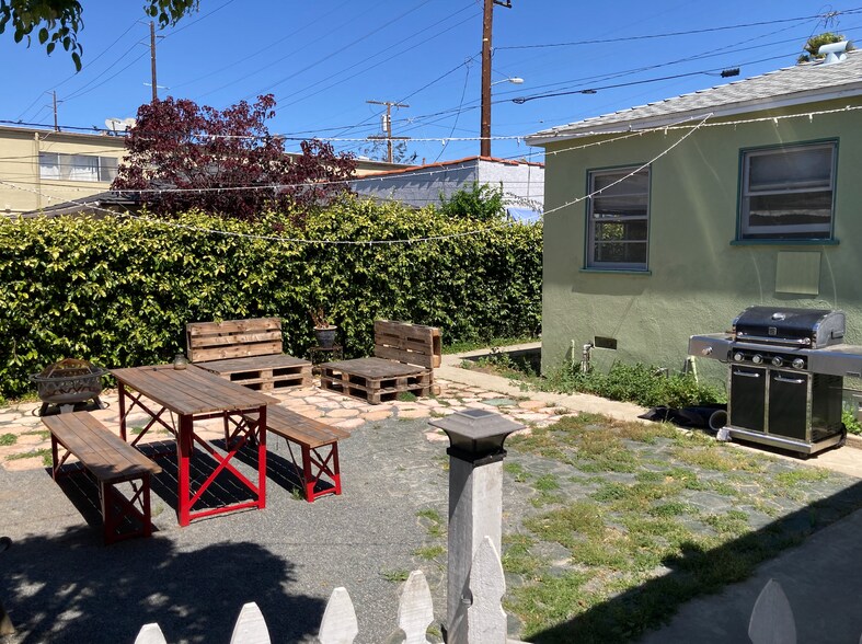 shared yard w/ one other unit - 2019 19th St