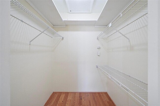 Building Photo - 3900 Woodchase Dr