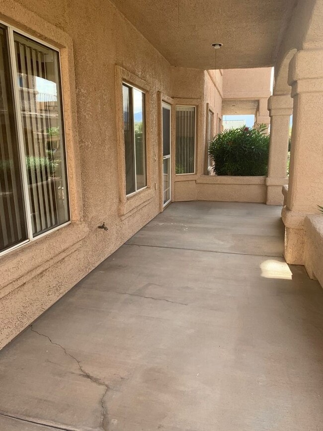 Building Photo - Lower level Sandstone Condo