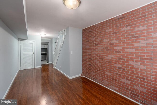 Building Photo - 519 S Port St