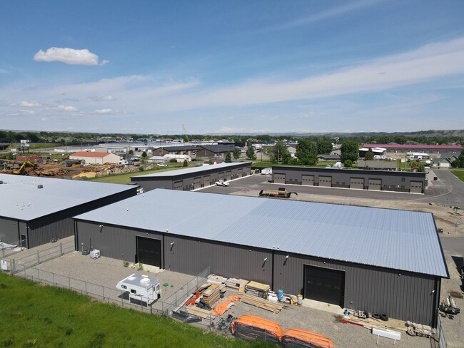 Building Photo - 3734 Cresent Lake Rd