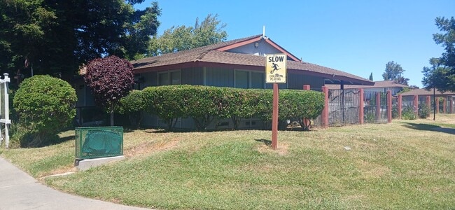 Building Photo - Tabor Oaks