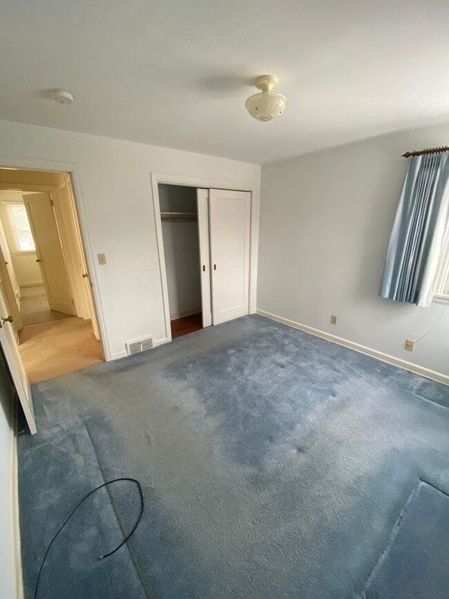 Building Photo - AVAILABLE JUNE 15TH - 3 BED 1 BATH