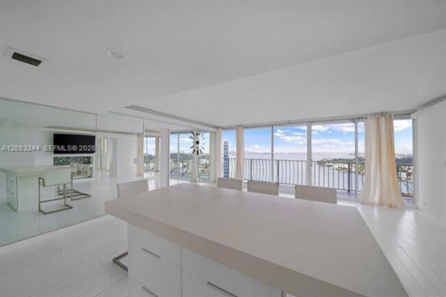 Building Photo - 7601 E Treasure Dr