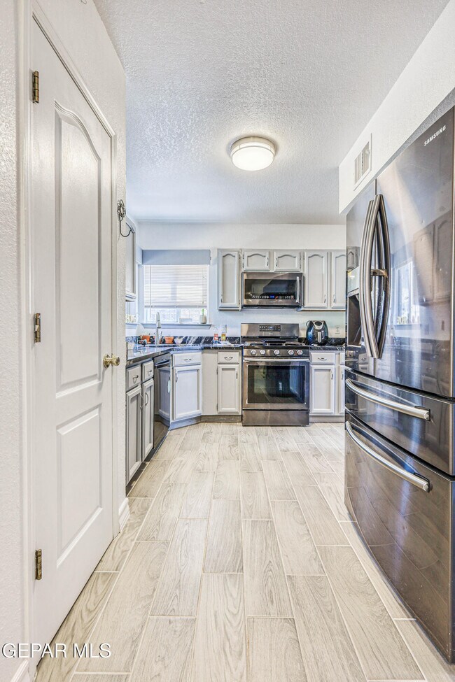 Building Photo - 7333 Golden Hawk Dr
