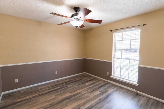 Building Photo - Spring Forest Drive, Pearland, TX 77584 - 3 BR 2 BA single-family home