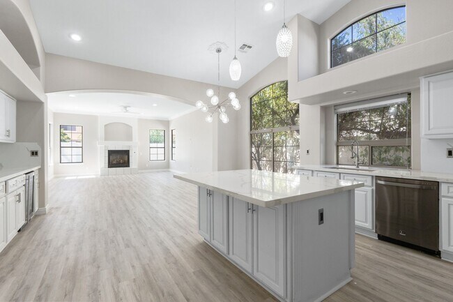 Building Photo - Gorgeous Everything you Need 4Bedroom plus Den Chandler Home!