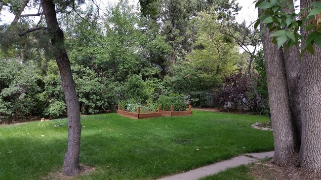 Building Photo - 583 Nile St