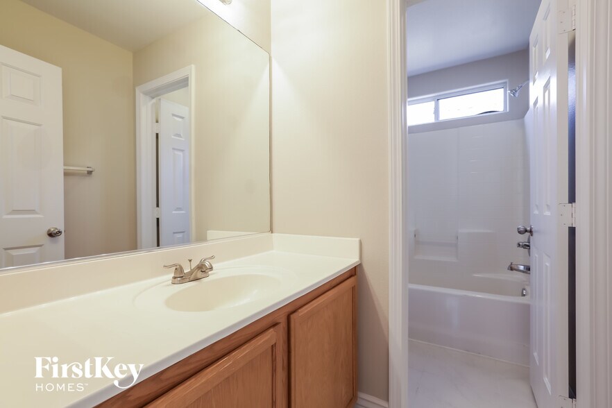 Building Photo - 5681 Woods Crossing St