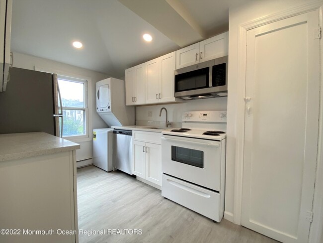 Building Photo - 104 11th Ave