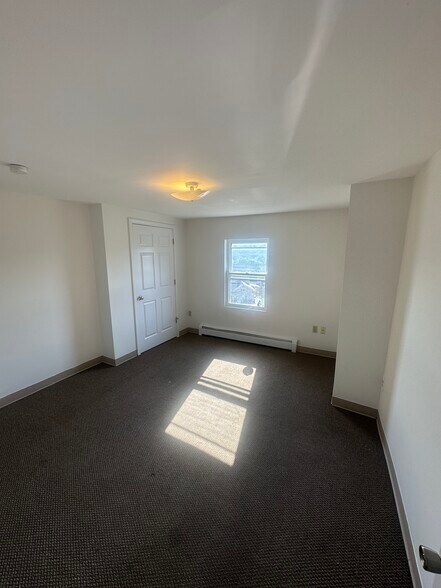 Building Photo - 226 Maple St