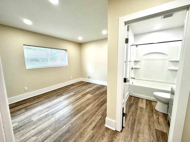 Building Photo - 933 - 320/322 Boggs Avenue