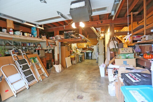 Building Photo - Spacious 2BR/1BA in Glen Park's Miraloma neighborhood, Shared Yard, Pets Considered, Garage (1 Ga...