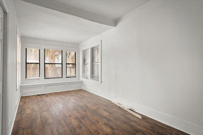 Building Photo - Beautifully Renovated 2/1 Unit in Historic...