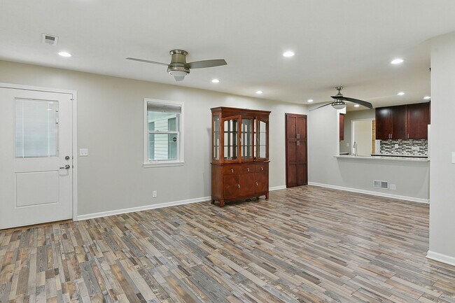 Building Photo - Spacious 4-Bedroom Home for Rent in Desira...