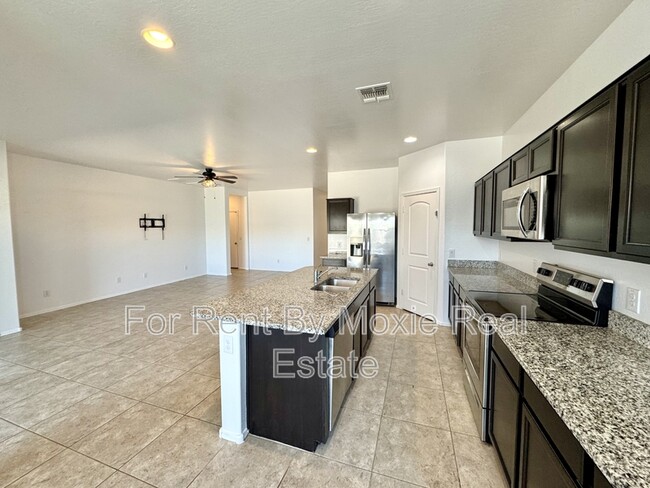 Building Photo - 17875 N Pietra Rd