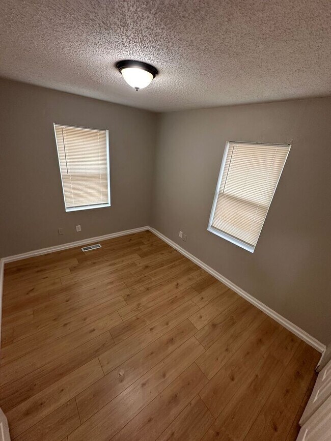 Building Photo - 2 Bed 1 Bath With Garage