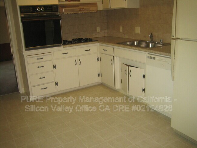 Building Photo - 1599 Phantom Ave