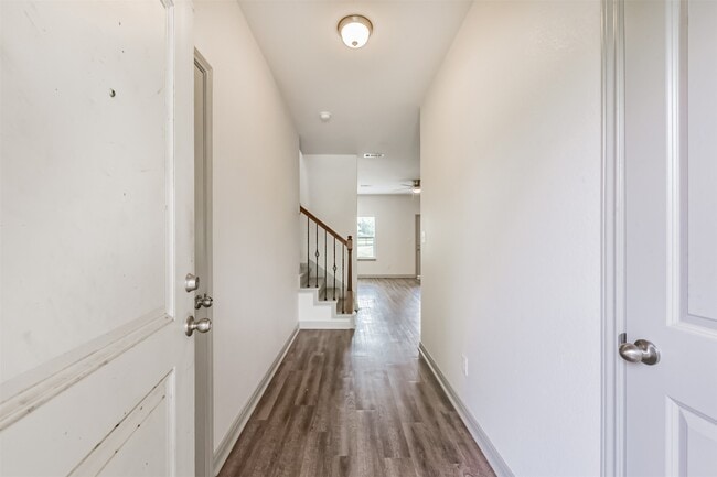 Building Photo - 914 Shady Ln