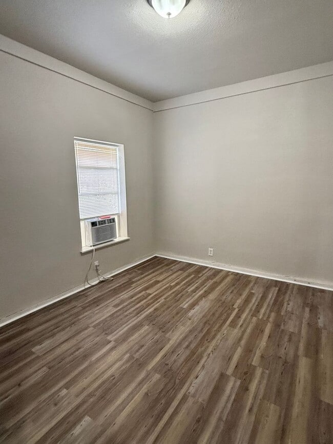 Building Photo - Fresh updates inside this 2 bedroom 1 bath apartment