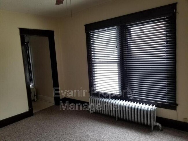 Building Photo - 216 S 6th St